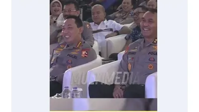 Kapolri Jenderal Listyo Sigit Prabowo (kiri)
