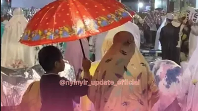  Viral Seorang Ibu Tarawih hingga Kehujanan, Sang Anak Sigap Payungi hingga Tuai Pujian