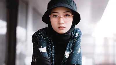 Wanita dengan tinggi badan yang cenderung pendek sering kali merasa kesulitan dalam menemukan gaya berpakaian yang sesuai.