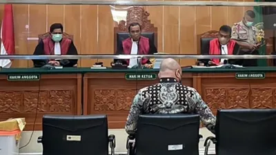 Perwira tinggi Polri Irjen Pol Teddy Minahasa dikuliti habis oleh anak buahnya AKBP Dody Prawiranegara di kasus narkotika jenis sabu.