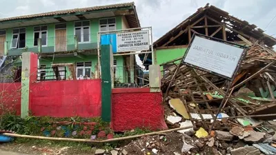 Ilustrasi kerusakan akibat gempa pada bangunan sekolah