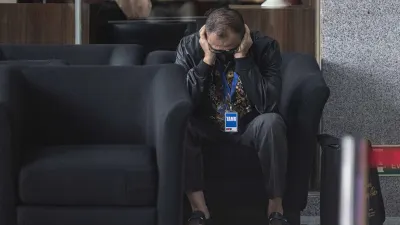 Rafael Alun Trisambodo ketika menunggu di Gedung KPK
