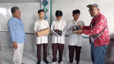 Rafi Rizal Yusani (tengah), Siswa SMPN 3 Tasikmalaya yang berinisiaf urunan untuk membelikan sepatu temannya Yandi Maulana (Kedua Kanan).
