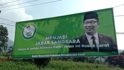Kritik Jalan Rusak, Warga Garut Pasang Spanduk Ridwan Kamil dengan Tulisan Ini!