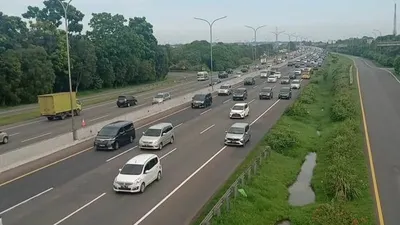 Ilustrasi. Tol Cikampek Utama yang berada di Karawang, Jawa Barat mulai menunjukkan peningkatan jumlah kendaraan yang tinggalkan Jakarta.
