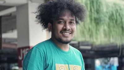 Menurut Abdur Arsyad, Ernest Prakasa, meskipun dikenal sebagai salah satu komika terkenal, namun aktingnya di beberapa film terkesan gagal.