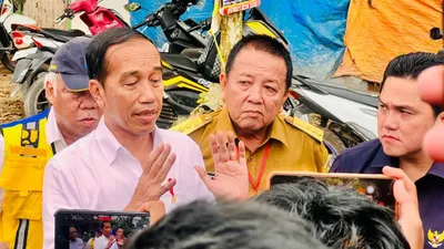 Presiden Jokowi Saat Meninjau Sejumlah Ruas Jalan Rusak di Provinsi Lampung, pada Jumat (5/5/2023), Tampak Gubernur Lampung Berada di Belakangnya