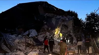Sebuah rumah di Kota Dnipro, Ukraina tengah hancur terkena rudal.