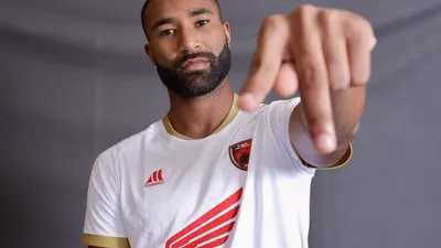 Pelatih Persija, Thomas Doll, tak bisa menyembunyikan rasa kesalnya atas kelakuan pemain PSM Makassar, Yuran Fernandes.