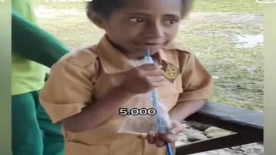 Viral Bocah Papua Membeli Air Putih yang Sangat Mahal di Papua