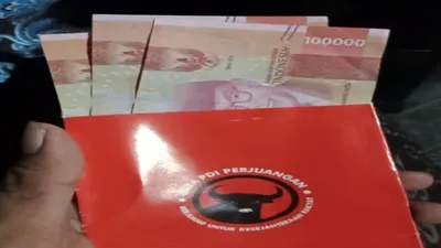 Viral ! Aksi Bagi-bagi Amplop Berlogo PDIP PadaJemaah Salat Tarawih di Sumenep, Bawaslu: Kami Tindak Lanjuti
