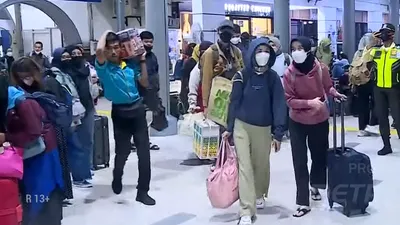 Banyak pemudik yang melakukan perjalanan dengan menggunakan kereta api, seperti nampak terjadi di stasiun kereta api Pasar Senen.