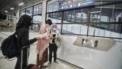 Penumpang jalani perawatan kecantikan di Stasiun Kereta Api Daop II Bandung, Jalan Kebon Kawung, Bandung, Jumat 21 April 2023. 