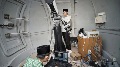 Petugas dari Fakultas Syariah Unisba bersama BMKG memantau hilal di Observatorium Albiruni Unisba.