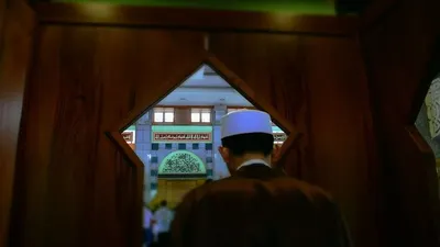 Kumandang azan sebagai tanda waktunya salat