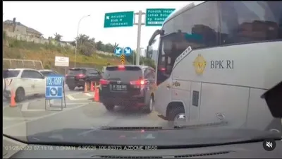 Viral Bus BPK RI Main Terobos Antrean Tol Exit Desari, Warganet: Awas Nanti Diaudit!