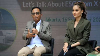Direktur Kepatuhan BRI Ahmad Solichin Lutfiyanto dan Cinta Laura