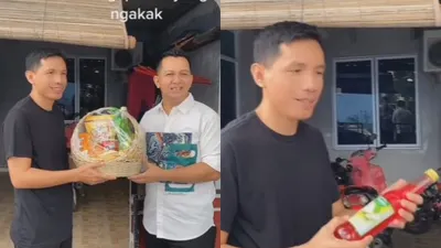 Viral Pria Bagi Parcel Lebaran, Tapi yang Difoto dengan Diberikan Berbeda