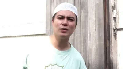 Baim Wong sudah berada di dalam pesawat yang siap mengantarkannya ke tanah suci, namun sayangnya ia malah batal naik haji.