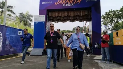 Anies Baswedan  dan istrinya Fery Farhati