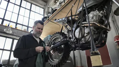 Ilustrasi. Saat mengisi ulang ban kendaraan seperti motor, beberapa orang memilih menggunakan nitrogen alih-alih angin biasa.
