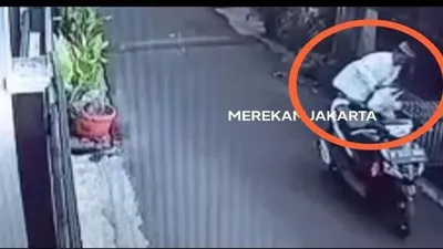 Seorang Pria Maling Bebek dengan Santuy, Warganet Justru Soroti Motor dan  Sarung yang Dikenakan Pelaku