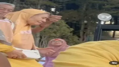 Momen Romantis Terekam Tak Sengaja, Kakek Benahi Kerudung Neneknya yang Menampakan Rambutnya
