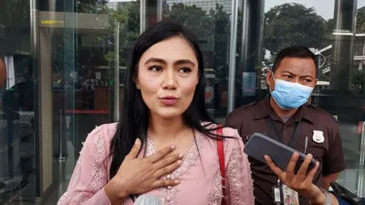Presenter Brigita Purnawati Manohara memenuhi panggilan Komisi Pemberantasan Korupsi (KPK) untuk diperiksa sebagai saksi terkait dengan dugaan tindak pidana pencucian uang untuk tersangka Bupati Mamberamo Tengah nonaktif Ricky Ham Pagawak, Senin (5/6/2023). ANTARA/Fianda Sjofjan Rassat 