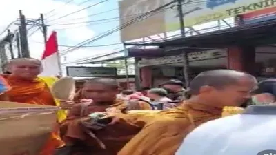 Biksu Jalan Kaki dari Thailand ke Borobudur