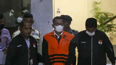 Bupati Kepulauan Meranti Muhammad Adil (tengah) menggunakan rompi tahanan usai terjaring Operasi Tangkap Tangan (OTT) di Gedung Merah Putih KPK, Jakarta, Jumat, 7 April 2023. /Antara Foto/Rivan Awal Lingga