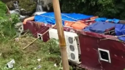 Kecelakaan bus masuk jurang di Guci, Tegal