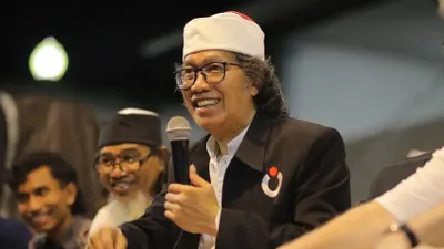 Dikabarkan Cak Nun harus mendapatkan perawatan di rumah sakit karena mengalami pendarahan otak hingga tak sadarkan diri.