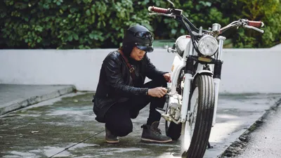 Ilustrasi cara menjaga cat motor tetap tidak pudar dan tetap kinclong. 
