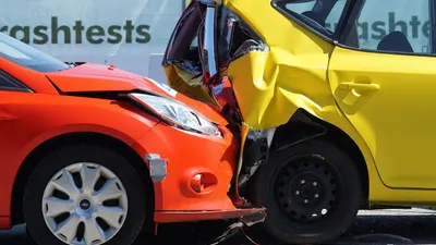 Sebelum kamu memutuskan untuk membeli mobil bekas, ada beberapa ciri yang perlu kamu perhatikan agar terhindar dari mobil bekas tabrakan.
