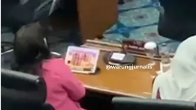 Cinta Mega, Anggota DPRD DKI Jakarta Diduga Bermain Game Slot Saat Rapat