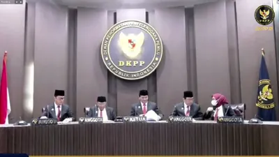 Dalam sidang KEPP, DKPP memutuskan Ketua KPU Hasyim Asyari terbukti melanggar kode etik tentang pernyataan sistem proporsional tertutup.