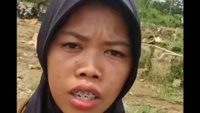 Video memperlihatkan wanita memakai hijab berwarna hitam dengan menontonkan aksi candaanya berujung viral. 