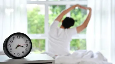 Ilustrasi hal yang harus kamu lakukan sejak bangun tidur untuk meraih kesuksesan hidup.