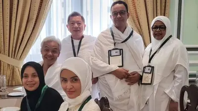 Foto Bersama di Tanah Suci, ini Tanggapan Pakar Mikro Ekspresi Soal Tarikan Senyum di Wajah Anies Baswedan.