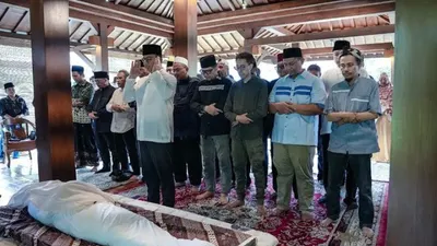 Anies Baswedan Jadi Imam Sholat Jenazah 
