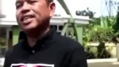 Potret Kang Dedi Mulyadi saat di mintai keterangan tentang persoalan perceraiannya dengan Ambu Anne.(Tangkap Layar YouTube Cartim Setiawan)