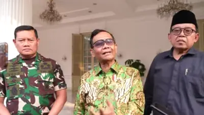 Menko Polhukam Mahfud MD (tengah)