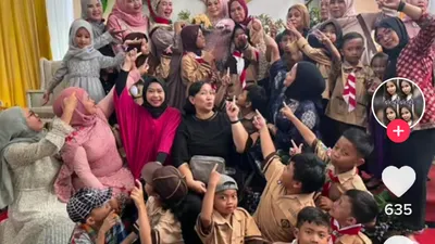 ekelompok Murid Berseragam Pramuka Kompak Berikan Kejutan di Hari Pernikahan Bu Guru