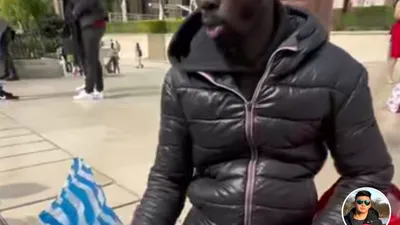 Pedagang Souvenir di Paris Viral