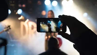 Ilustrasi 5 Rekomendasi HP Terbaik untuk Nonton Konser Coldplay, Harga Murah Plus Fitur Kamera OIS alias Anti Guncangan