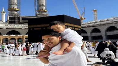  Thariq Halilintar Berfoto Sambil Menggendong Gala Sky di Tanah Suci