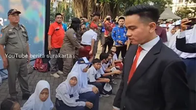 Momen Gibran saat cek kondisi para siswa yang pingsan saat upacara Hardiknas