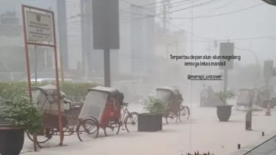 Gunung Merapi erupsi menyebabkan hujan abu vulkanik yang turun di sejumlah wilayah di Kabupaten Magelang.