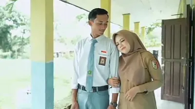 Viral di media sosial seorang guru yang bakal menikah dengan siswanya.
