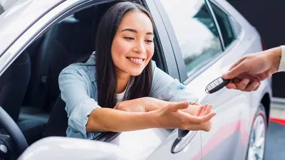 Ilustrasi membeli mobil bekas untuk mudik lebaran.